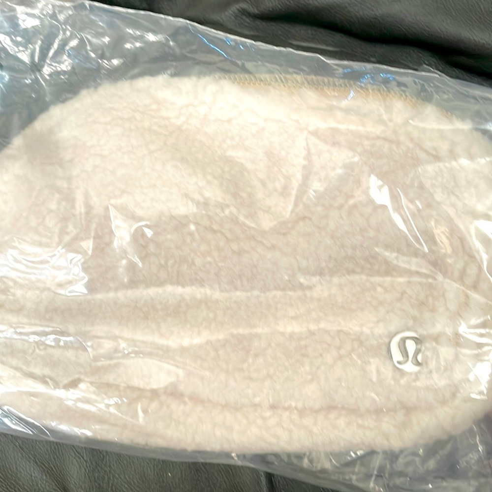 Lululemon everywhere belt bag *fleece ivory/trench